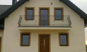 Twój dom: Grafitowy dach, brązowe okna? Wybierz idealną elewację