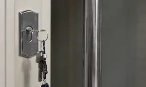 Jak działa zamek w drzwiach? Odkryj sekrety bezpieczeństwa.