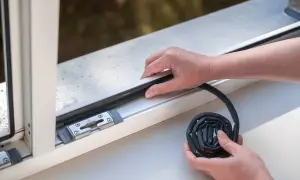 Jak przykleić uszczelkę do okna? Poradnik DIY na ciepły dom