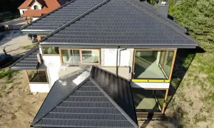 Nowy dom z dachem dwuspadowym. Szacowany koszt dachu dwuspadowego 200m2.