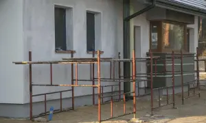 Rusztowanie wokół domu, przygotowania do zatapiania siatki błędy na elewacji.