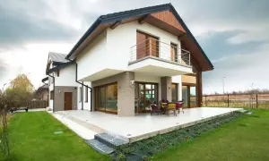 100m² elewacji: Ile farby kupić? Realne zużycie (17-35L)