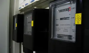 Trzy liczniki energii elektrycznej, jeden z nich pokazuje numer ppe 31045727.