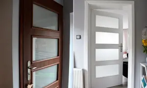 Jak pomalować drzwi drewniane na biało? Poradnik krok po kroku