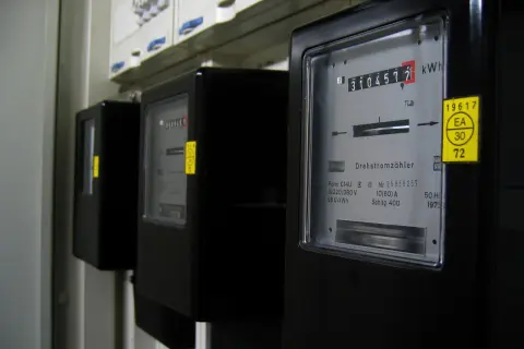 Trzy liczniki energii elektrycznej, jeden z nich pokazuje numer ppe 31045727.