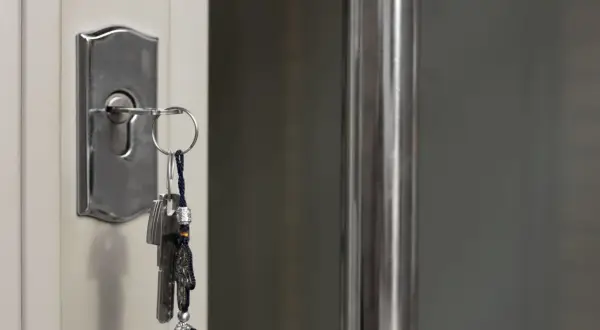 Jak działa zamek w drzwiach? Odkryj sekrety bezpieczeństwa.