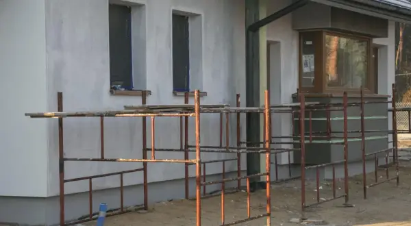 Rusztowanie wokół domu, przygotowania do zatapiania siatki błędy na elewacji.