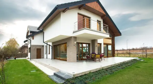 100m² elewacji: Ile farby kupić? Realne zużycie (17-35L)
