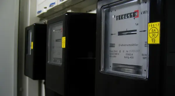 Trzy liczniki energii elektrycznej, jeden z nich pokazuje numer ppe 31045727.