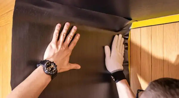 DIY: Naprawa drzwi z płyty Kiedy opłaca się bardziej niż wymiana?