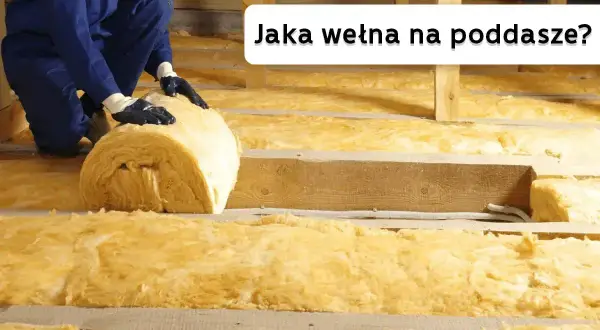 Ocieplanie poddasza wełną mineralną. Pracownik układa rolkę izolacji między drewnianymi belkami.