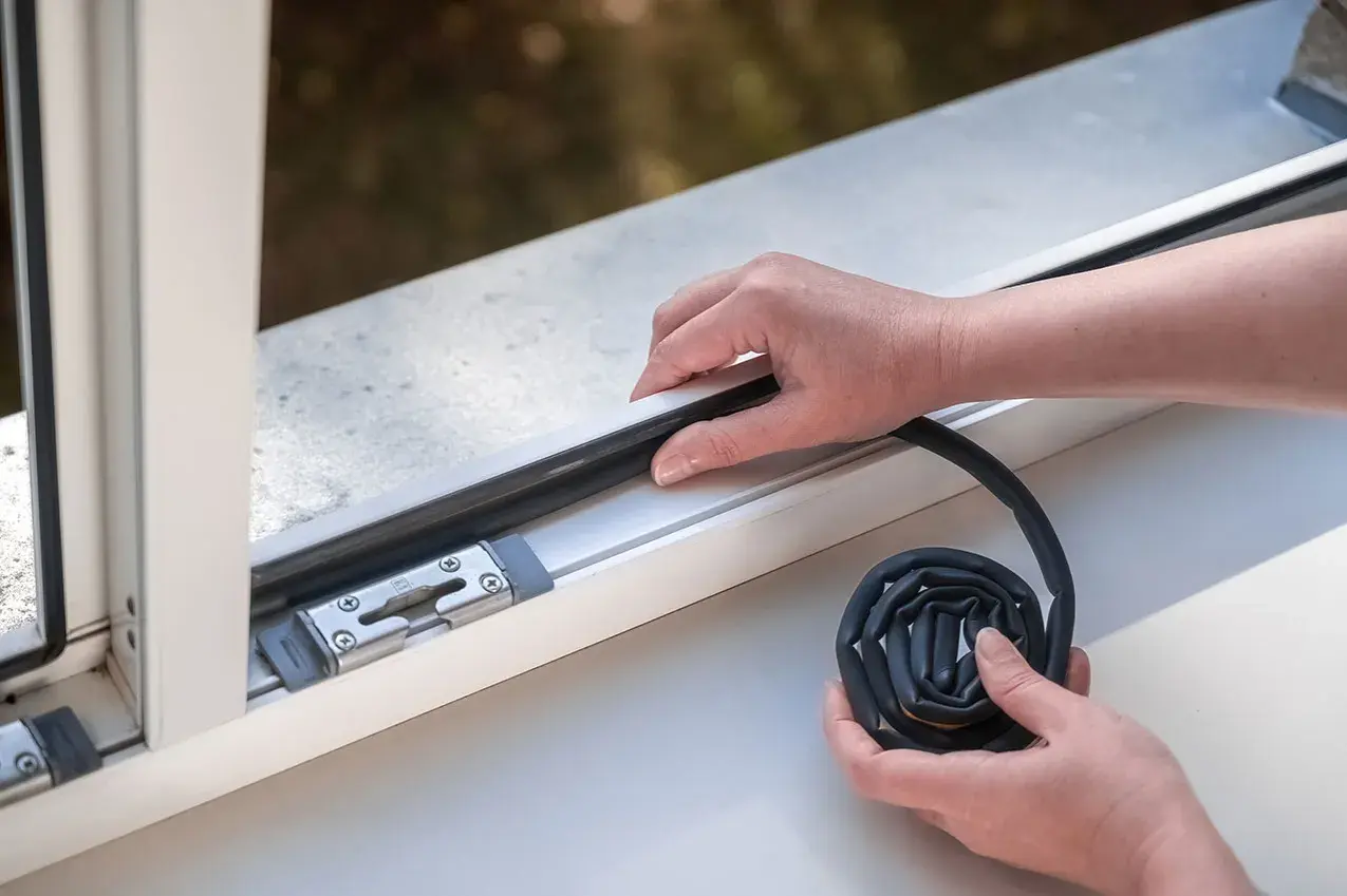 Jak przykleić uszczelkę do okna? Poradnik DIY na ciepły dom