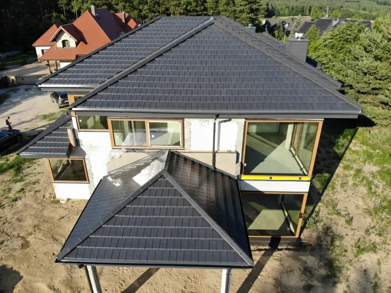 Nowy dom z dachem dwuspadowym. Szacowany koszt dachu dwuspadowego 200m2.