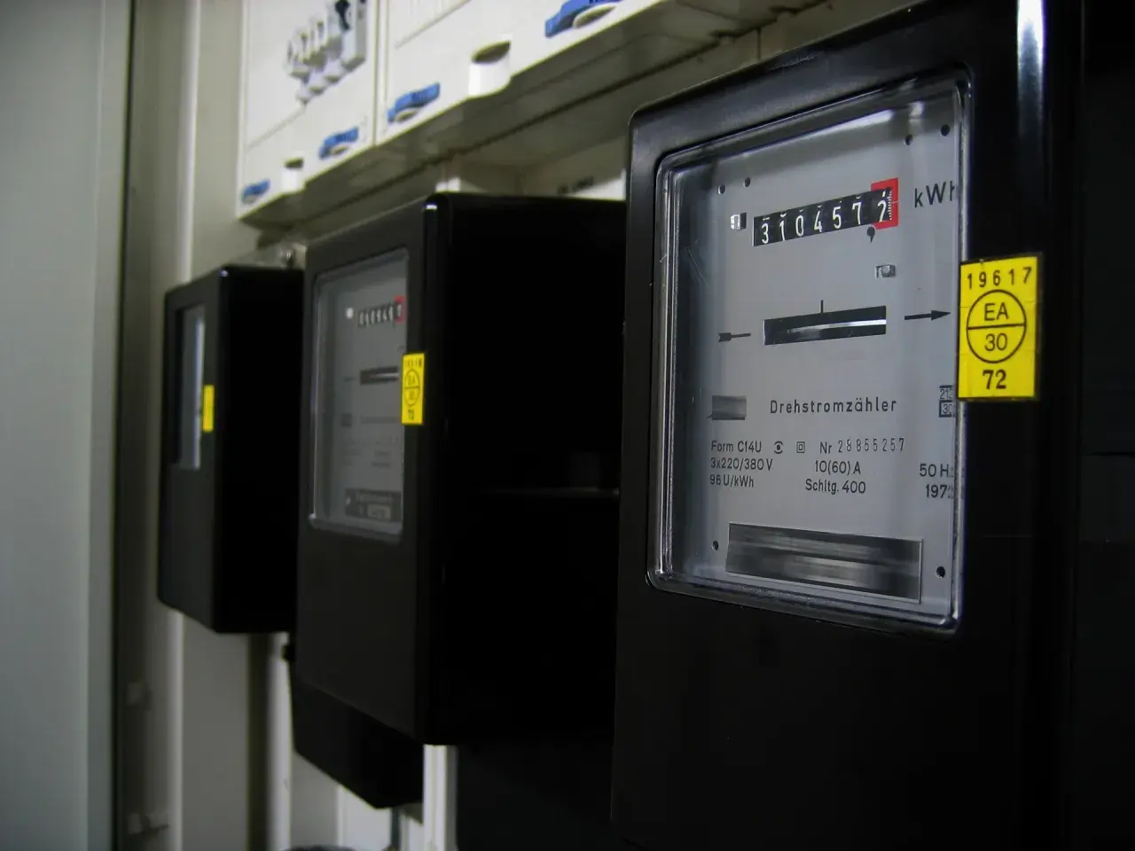 Trzy liczniki energii elektrycznej, jeden z nich pokazuje numer ppe 31045727.