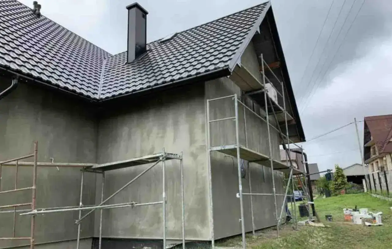 fachowiec ocieplający elewację