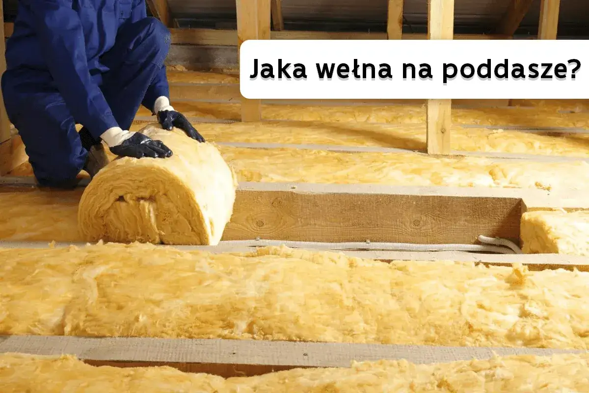 Pracownik układa wełnę mineralną na poddaszu. Jaka wełna na poddasze sprawdzi się najlepiej?