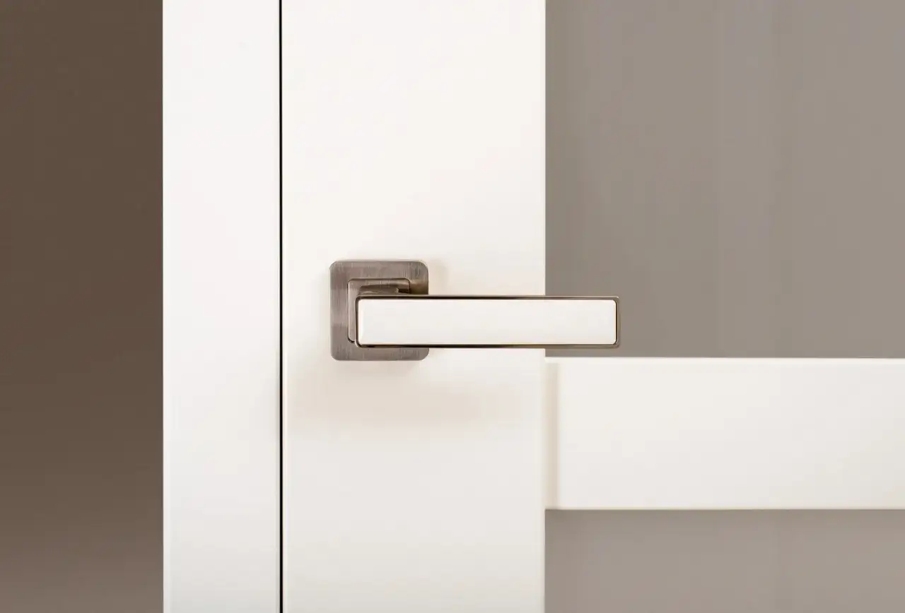 minimalistyczne klamki do drzwi bezprzylgowych