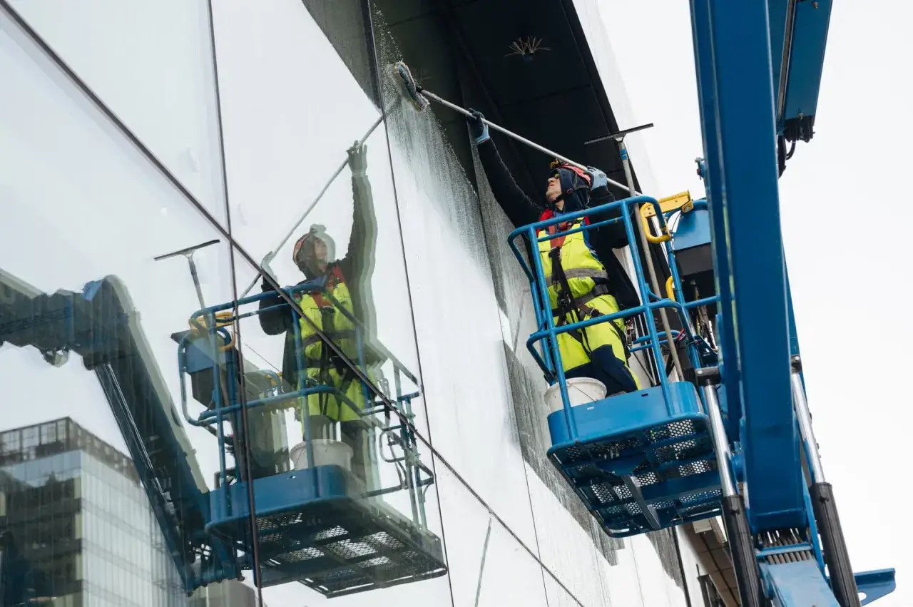Porównanie środków do mycia elewacji biobójczych i uniwersalnych