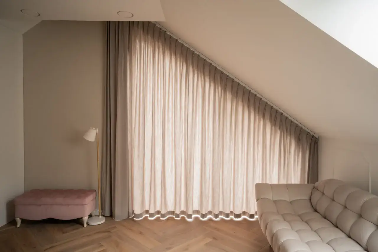 różne rodzaje firanek na okna dachowe