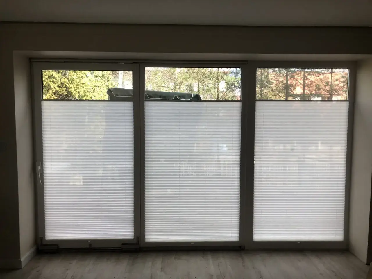 r&oacute;żne typy rolet wewnętrznych