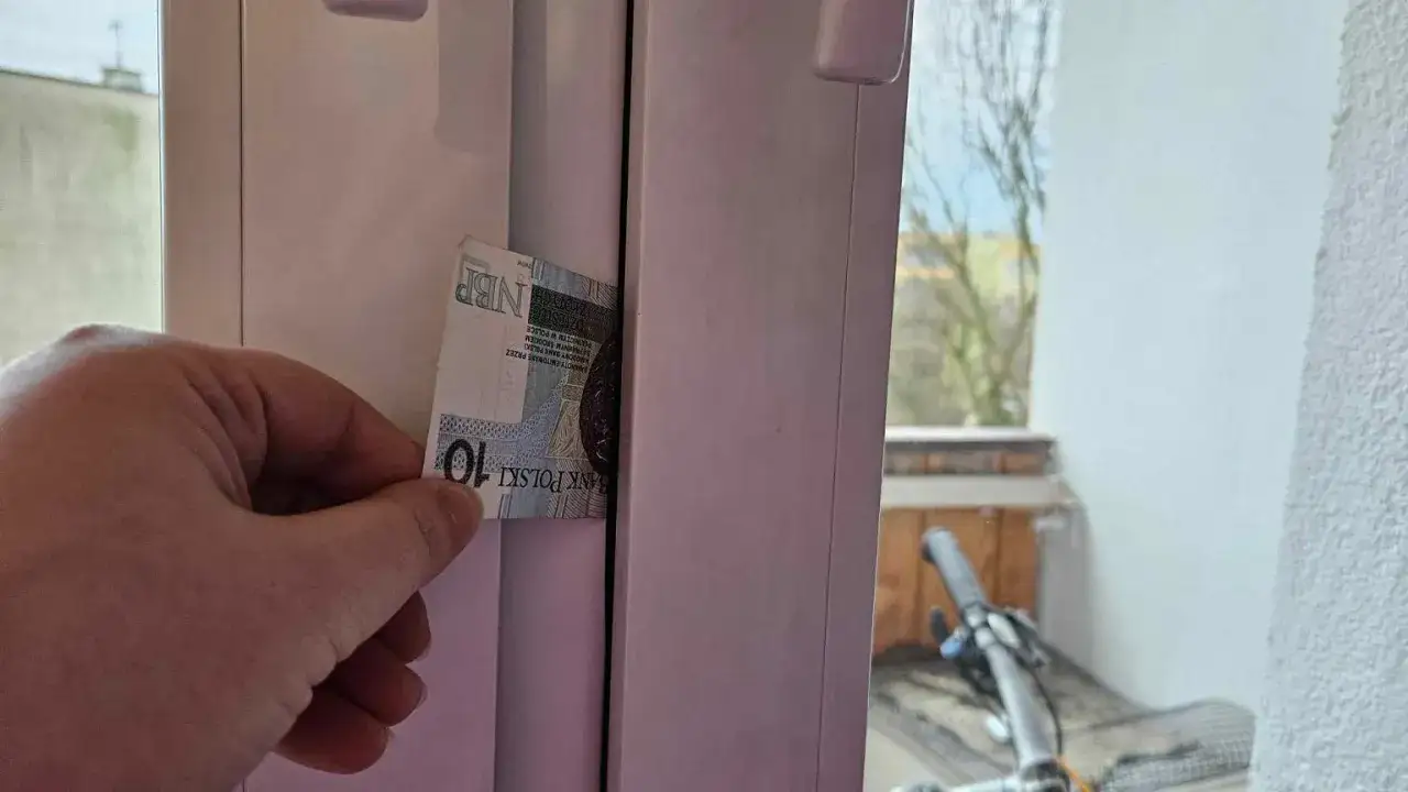 test kartki papieru nieszczelne okno