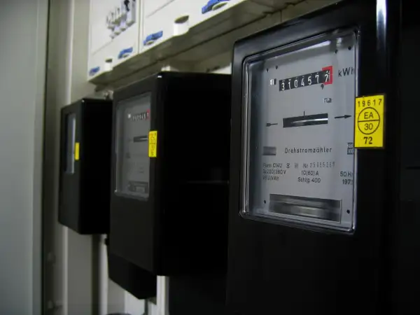 Trzy liczniki energii elektrycznej, jeden z nich pokazuje numer ppe 31045727.